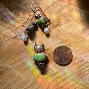 Beautiful Gaspeite, Pearl & Amethyst earrings & matching pendant